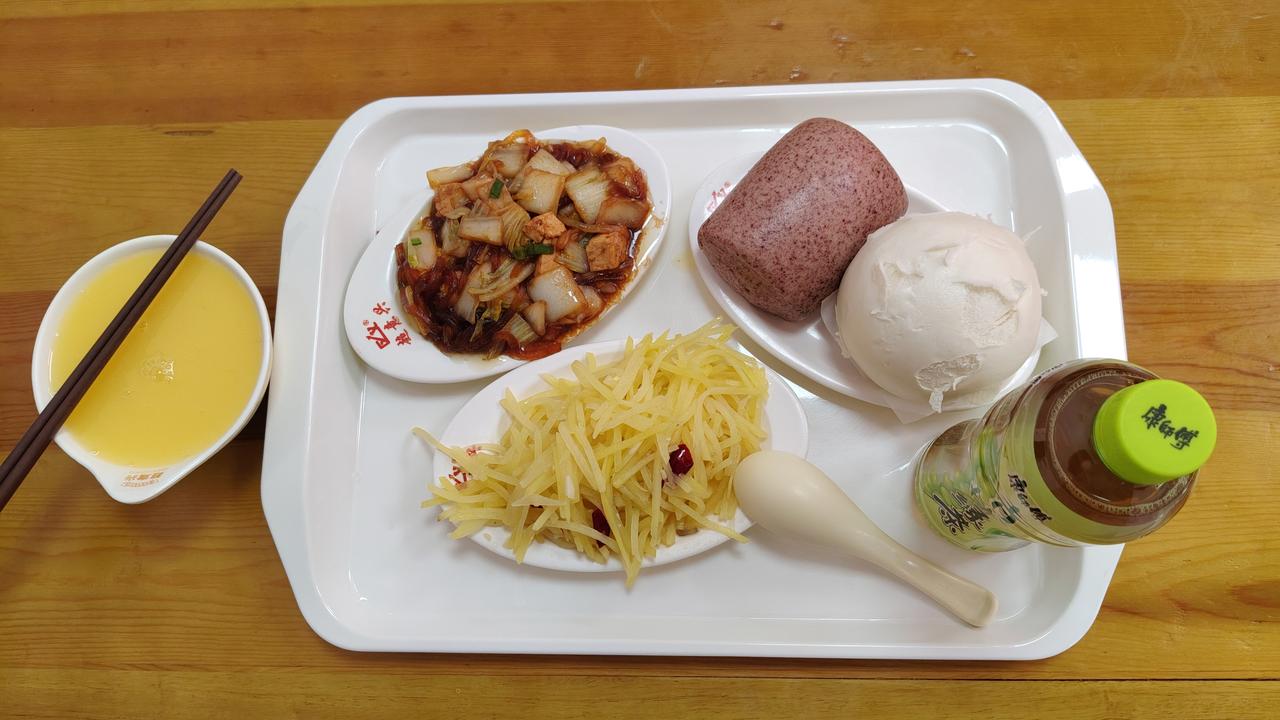 在淄博张店博荣餐饮店区南广场店的超意兴快餐店，遭遇收银员辱骂，这谁能忍？咱不能吃