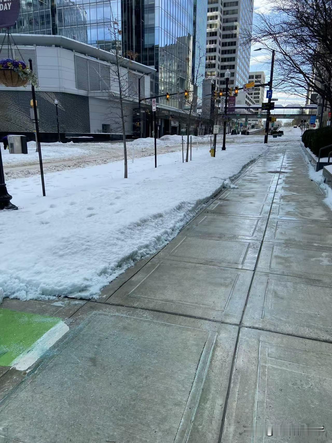 儿子拍下的华盛顿雪后照片，只是没有新闻里面说得那样大啊！