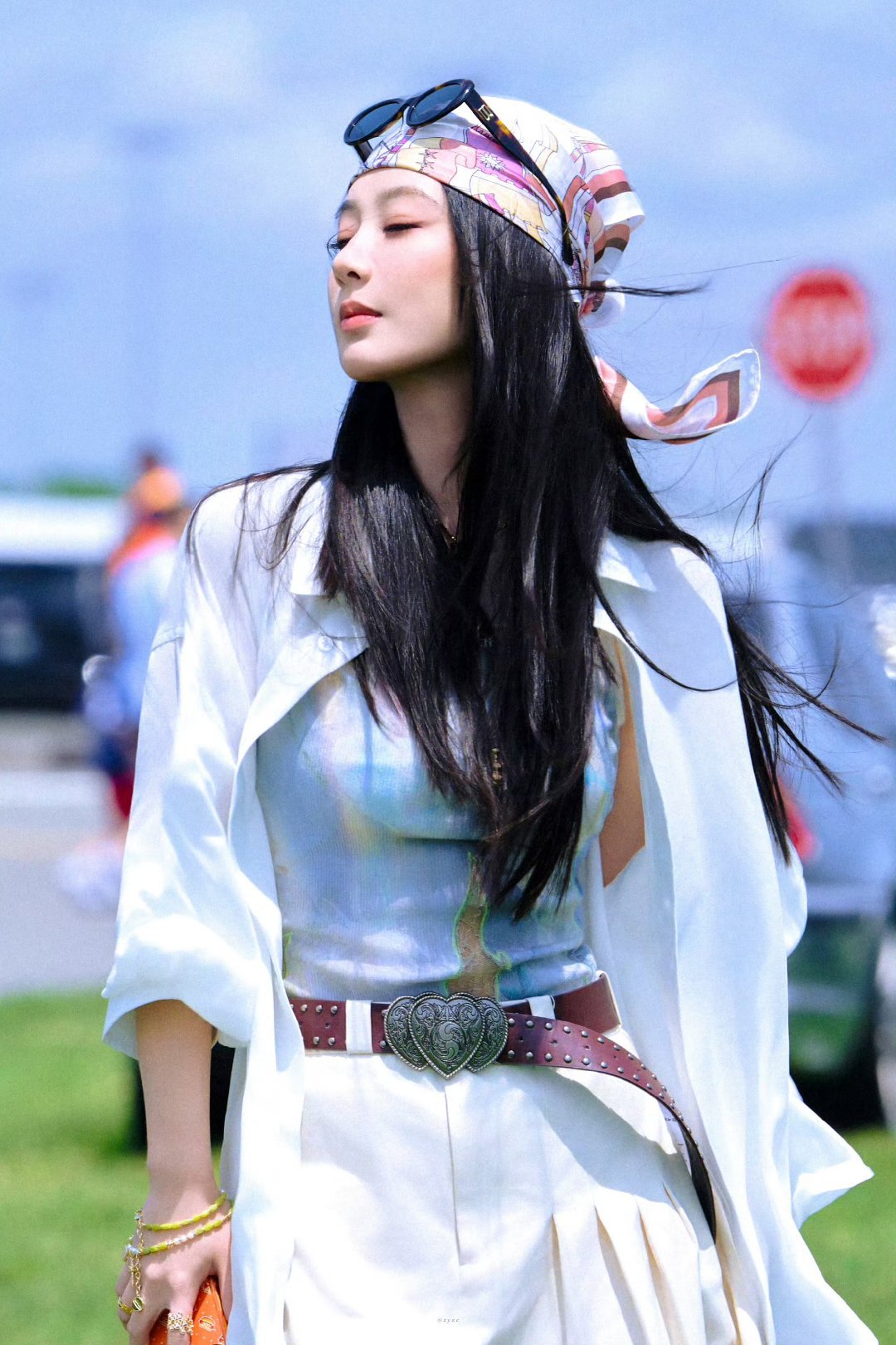 杨紫春天的酒如果没来得及喝掉，就该洒在泥土里，不能灌醉你，灌醉一朵小花儿也好哇。