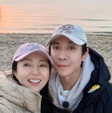 董璇神操亮了：
让8岁女儿住校，
就为了42岁拼二胎？


45岁拼二胎，
确实