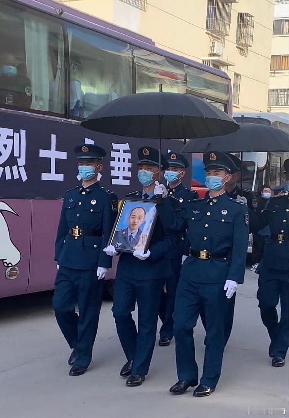 空军特级试飞员徐文，为了不使飞机伤害老百姓，错过了逃生的最佳时间，壮烈牺牲，时年