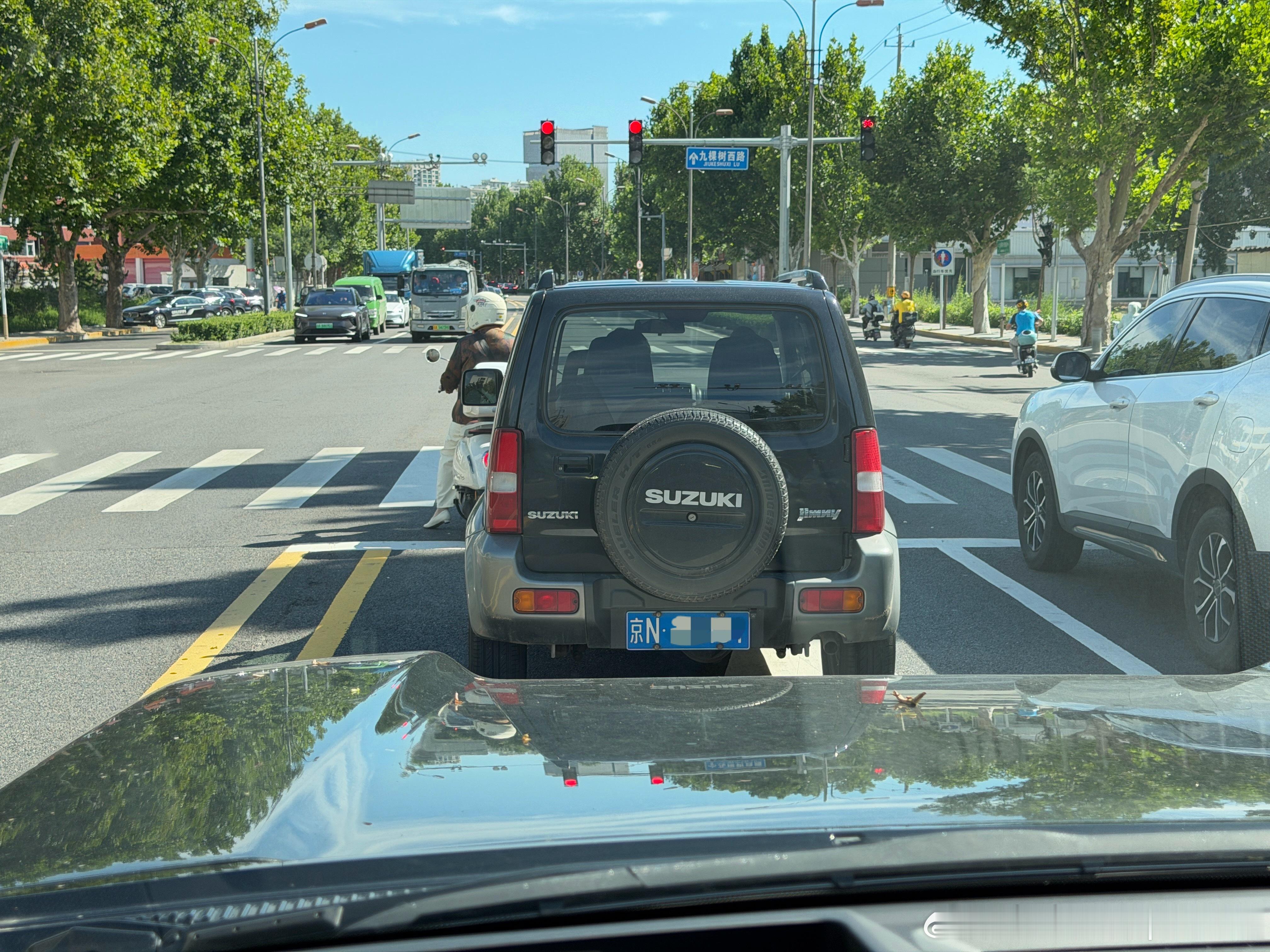 不知道你们是不是也这样？我是开什么类型的车就喜欢观察路上同样类型的车。就比如开有