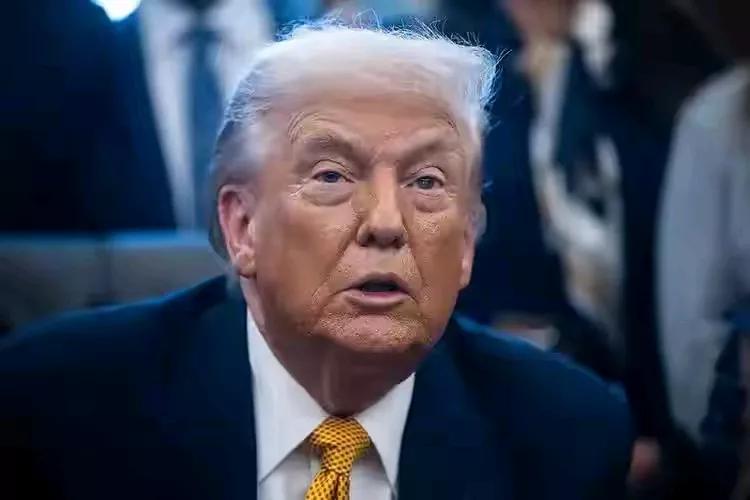 仗还没打完，先把自己人钉成头号敌人！当地时间3月22日晚，特朗普在个人平台“真实