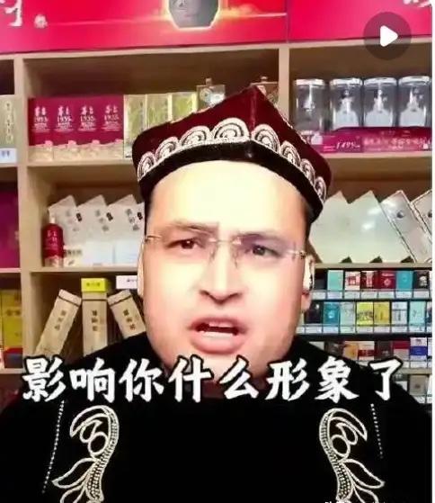 新疆有个维吾尔族小伙儿，热心普及历史文化，结果却被人攻击“影响了穆斯林形象”。
