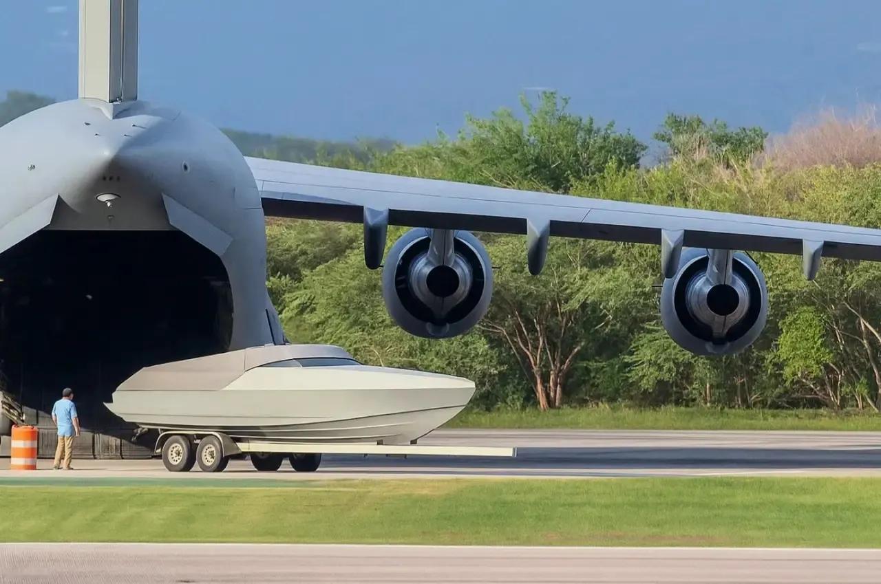 在波多黎各南部的蓬塞港，当地居民发现几艘高速突击艇从一架C-5B军用运输机上卸下