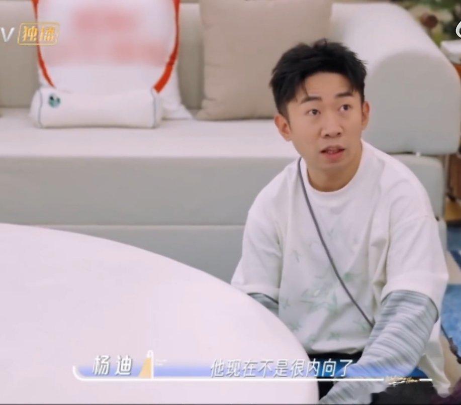 周杰伦让杨迪加班到一点半杨迪说周杰伦不i了杨迪聊和杰伦合作片段太真实，原以为杰伦