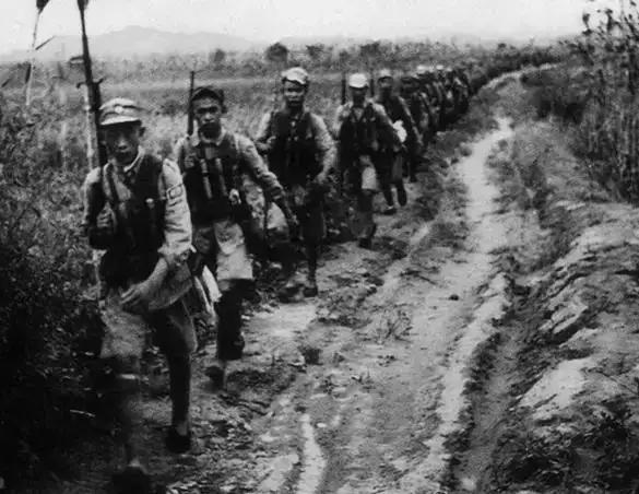1941年1月皖南事变后，我军在苏北盐城重建新四军军部。盐城“环城皆盐场”，是历