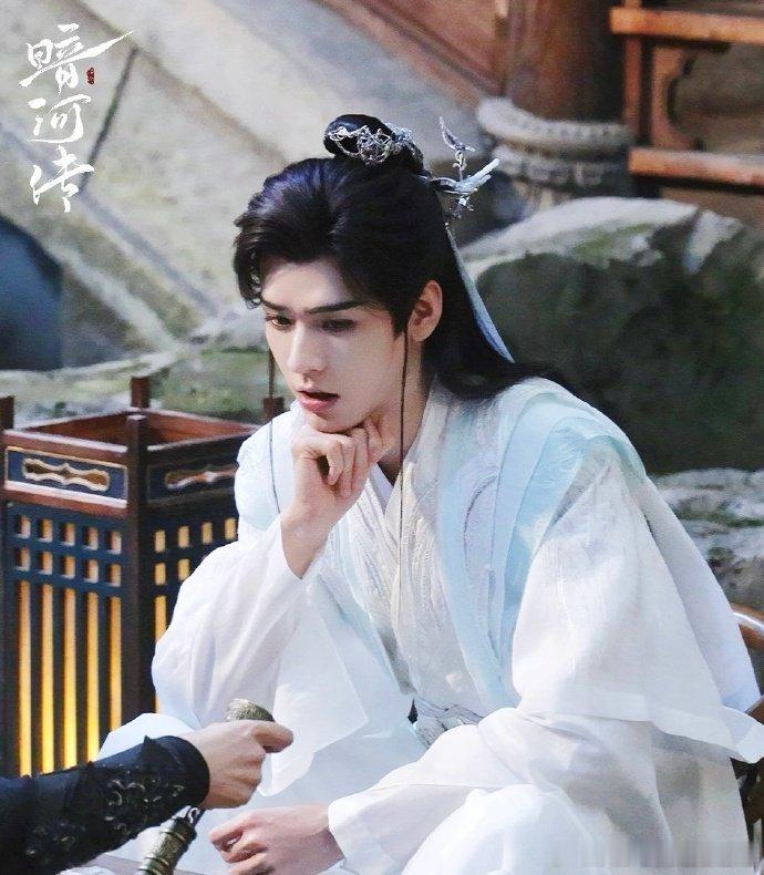 小龙雨这段打戏我也就看了八百遍吧，每一个镜头都帅到我失语！苏暮雨，你是我的神！ 