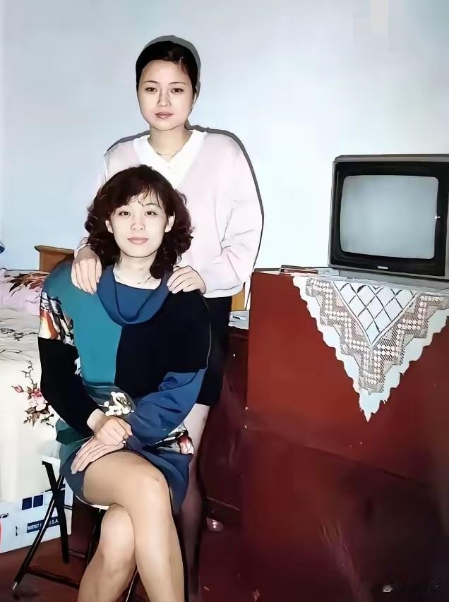 上个世纪九十年代的老照片，用今天的眼光来看，感觉和今天的穿着打扮差不多，仿佛并不