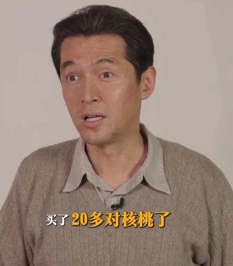 胡歌拍摄电影《抓特务》时，一进剧组，就发现师弟雷佳音一边盘核桃一边背台词，挺有意