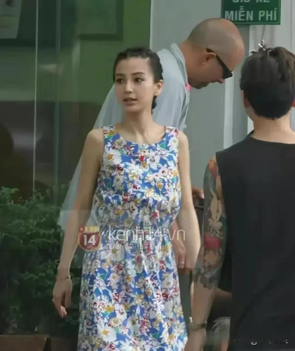 杨颖早期没洗脸的照片，就惊为天人！混血儿的五官精致漂亮，浓眉大眼高鼻梁，满脸的胶