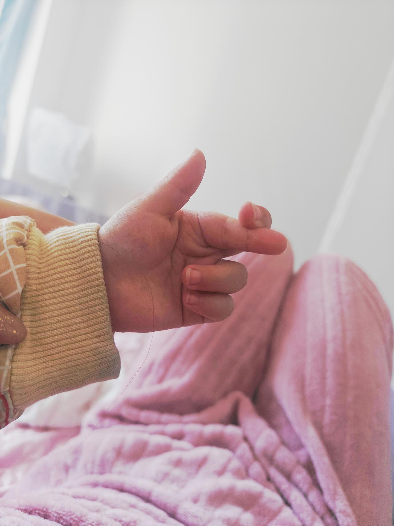 这是两岁小孩会做的手势吗？我学了下感觉好神奇啊哈哈