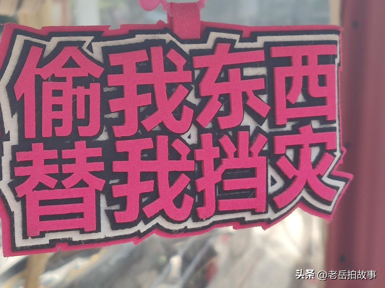 郑州街头随手拍:不知道生活在郑州的各位友友们，发现没有一个现象:目下的街边停放的