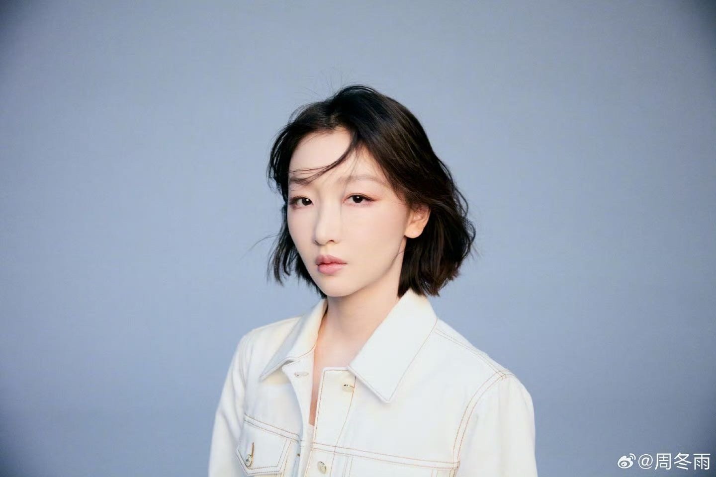 周冬雨出发巴黎时装周 出发巴黎时装周，白色裙套装好干练，今天是奶油味的姐姐，好甜