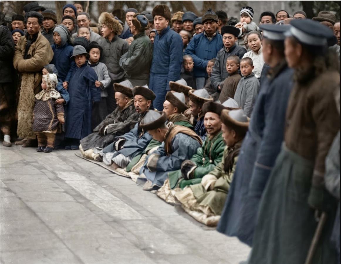 这组四张连拍，正是1919年西德尼·甘博镜头下雍和宫“打鬼”法会的宏大群像，多位