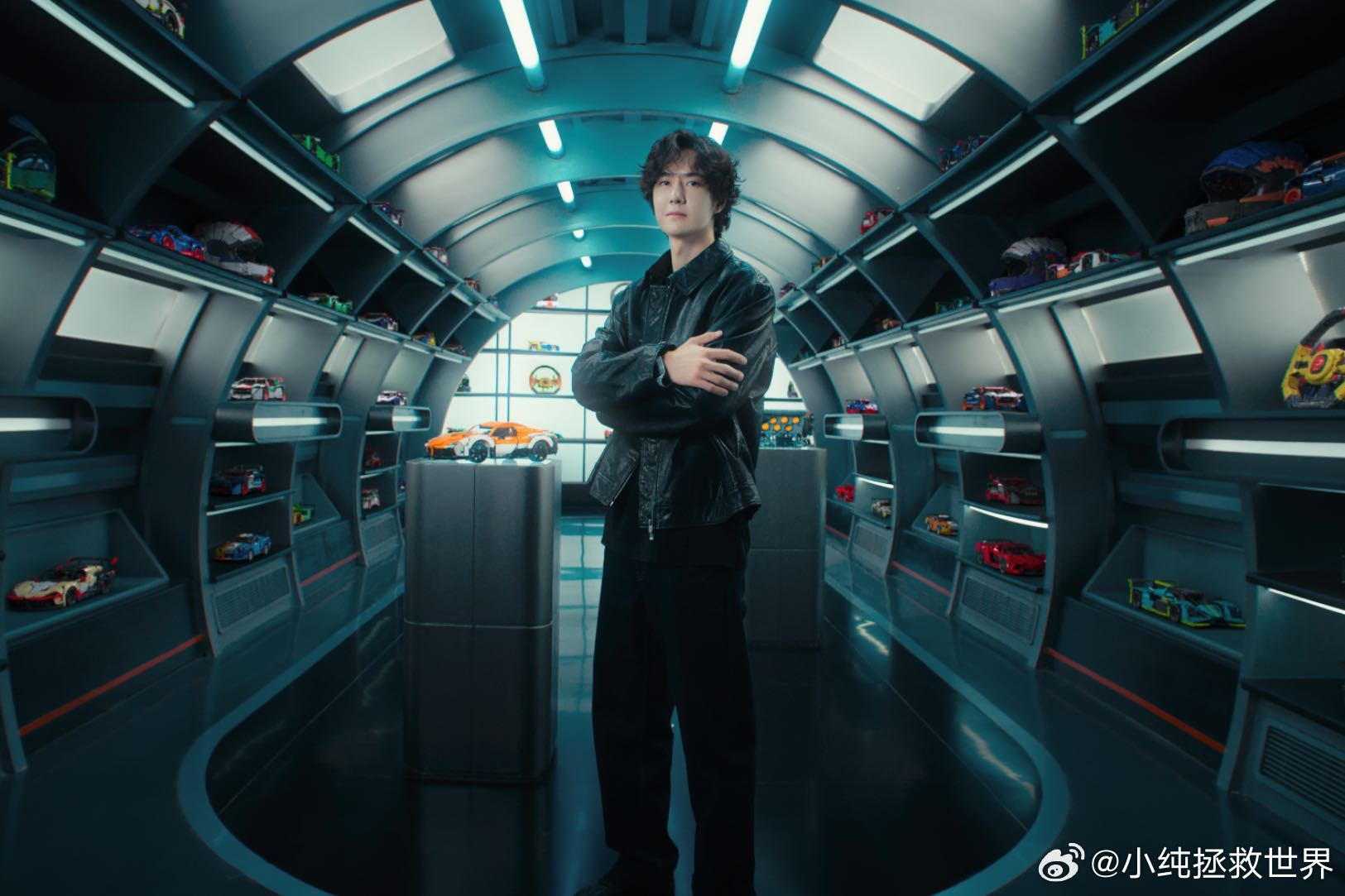 一博想要一博得到 官宣物料里捧着乐高摩托的镜头很戳人，机车与积木两份热爱在此交汇