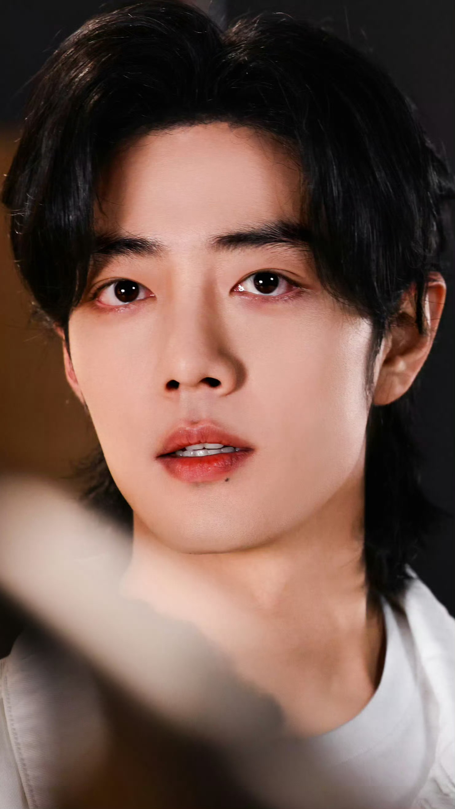 长发战靖就是好看，特别帅特别养眼！肖战灯塔唱出满满信念感向全世界安利我担