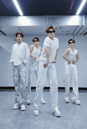 再就业男团 久违的共创 好搞笑
他们非常过分的把腿拉到巨长[笑哭]
苏醒 依然保