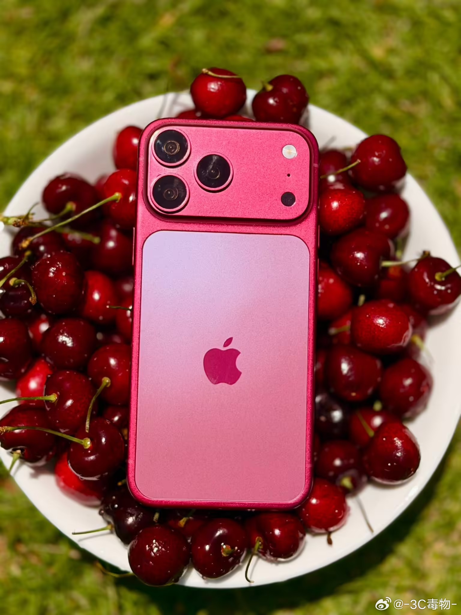 iphone18promax配色 深殷桃红色在阳光下的视觉效果还挺不错的，虽然是