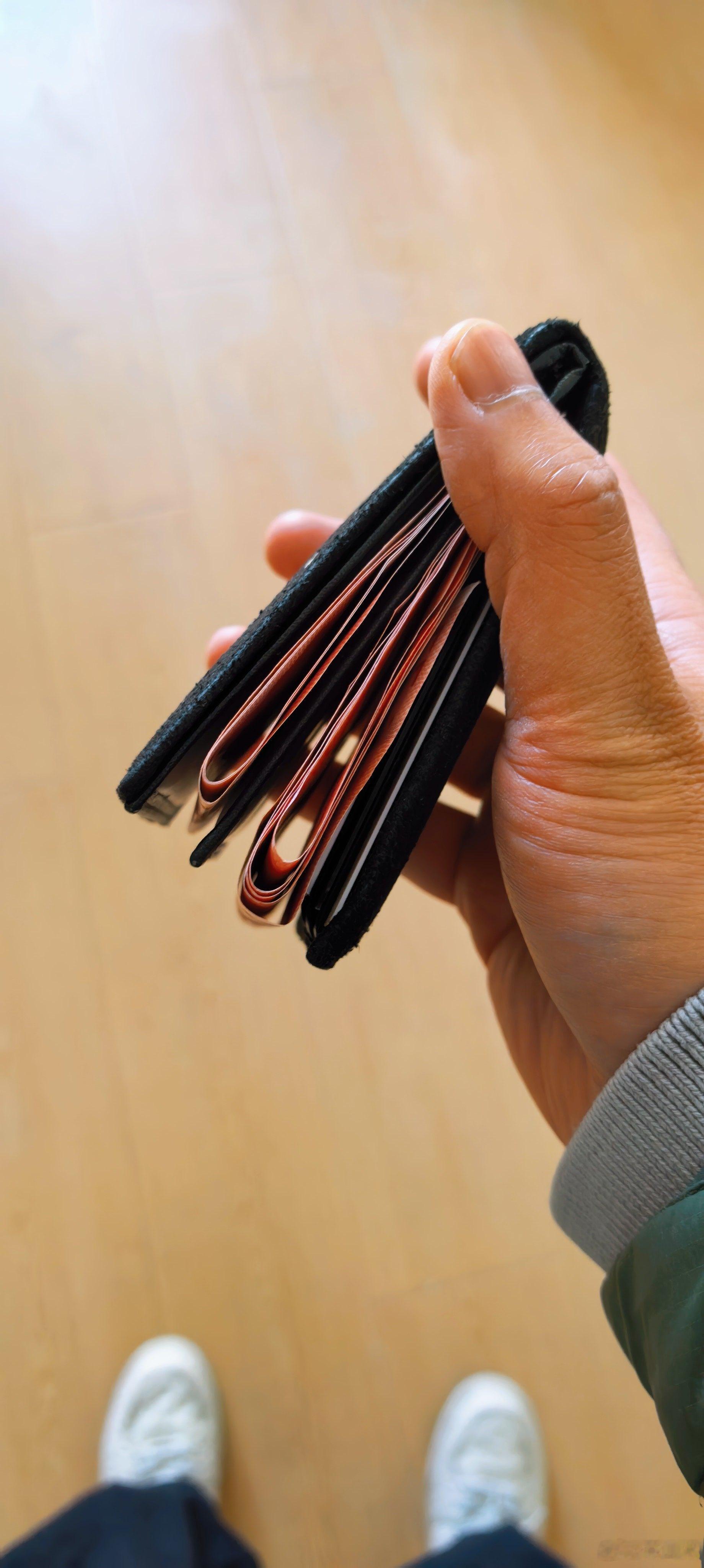 燕山派日常 家有财神欢乐多~出差用的卡包里原本只有100，今天出门时拿出来发现钱