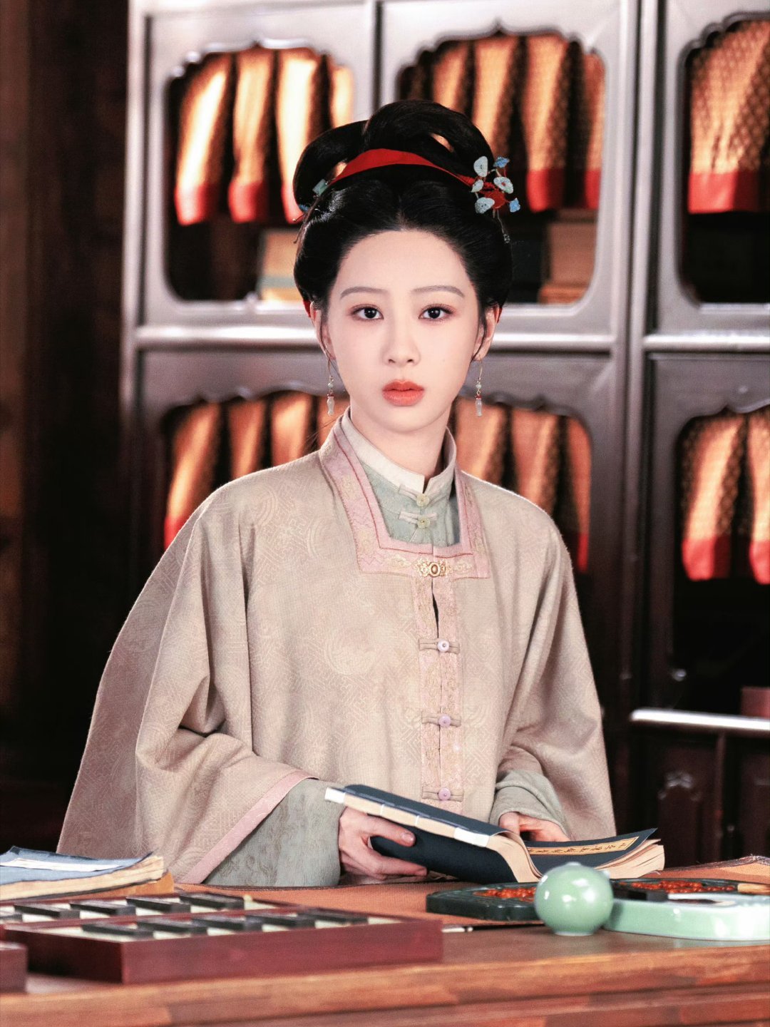 杨紫杨紫李祯观音造型来了  杨紫李祯  徽墨百年兴衰，因李祯执墨而逆转，传奇自兹