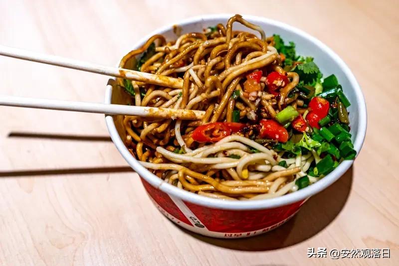 湖北湖南人吃东西那叫一个挑剔！就拿湖北热干面来说，面条必须要碱水面，煮到刚刚好的