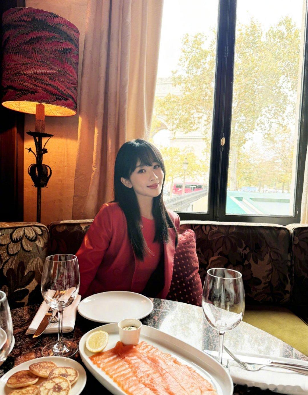 杨紫这一身红唇红衣加上红色指甲油，好看是好看，但是总给我一种不匹配诶[泪][泪]