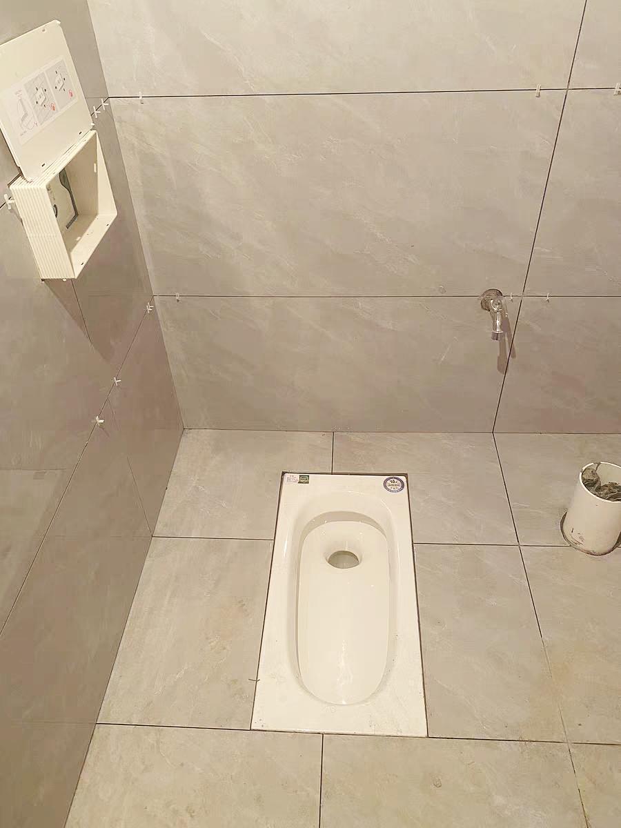 侧面安装隐藏水箱。控制面板按钮在侧面，使用方便吗？