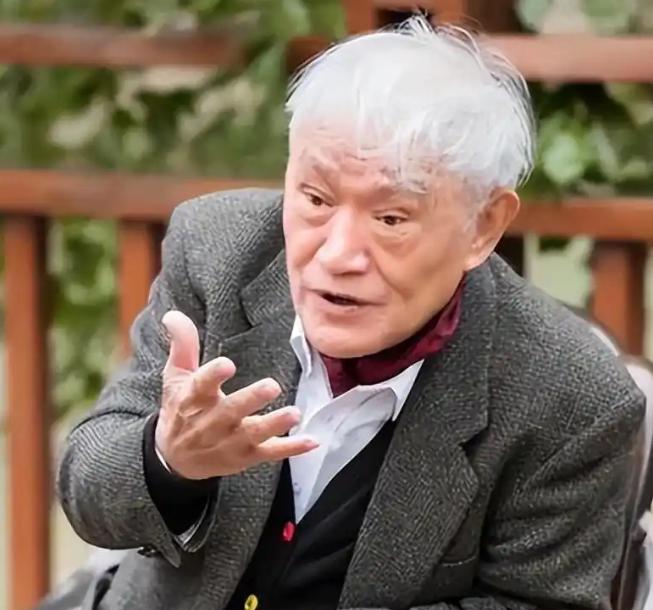 一位百岁老人说：“别指望任何人给你养老。真到了动不了那天，亲儿子、亲闺女来伺候，