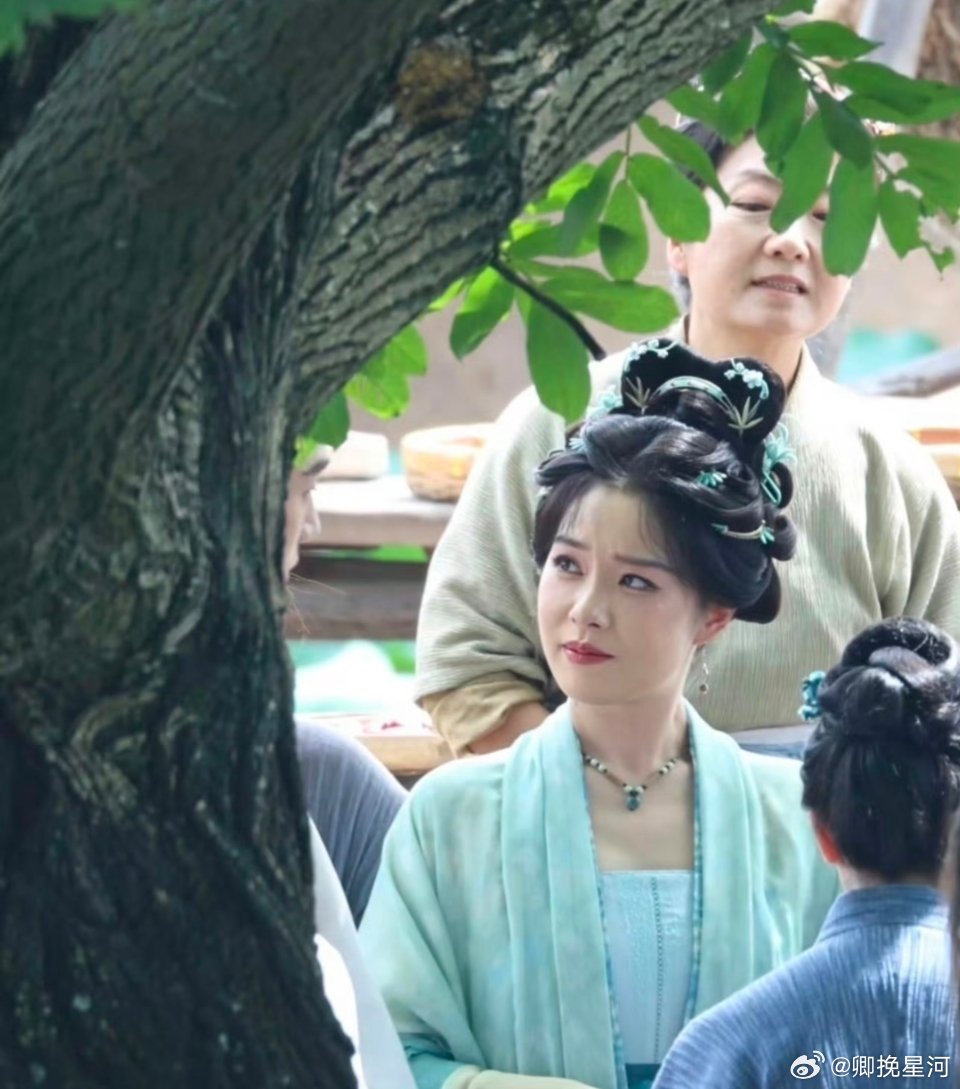 差点没认出这是王菊《一念江南》片场，宋制古装，浅青襦裙，素簪挽发。身形纤细，下颌