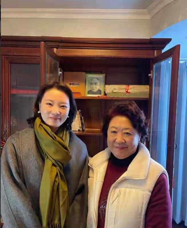 央视美女主持刘芳菲知错即改，专程到苏州向庞叔令致歉！
 近期，前央视主持人刘芳菲