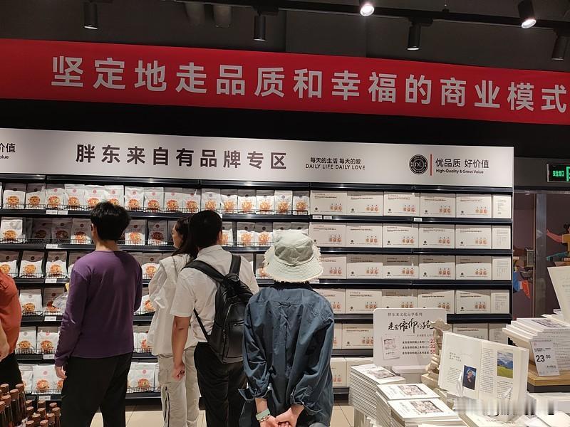 我支持胖东来因高租金弃租。胖东来一直以亲民价格和优质服务著称，是许昌的商业名片。