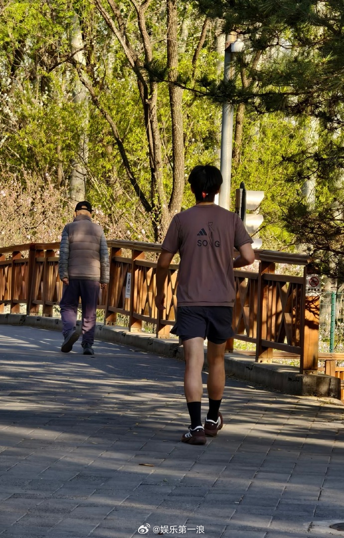 奥森偶遇李现跑步偶遇李现跑步 网友奥森偶遇李现跑步，第一浪立刻去跑步！ 