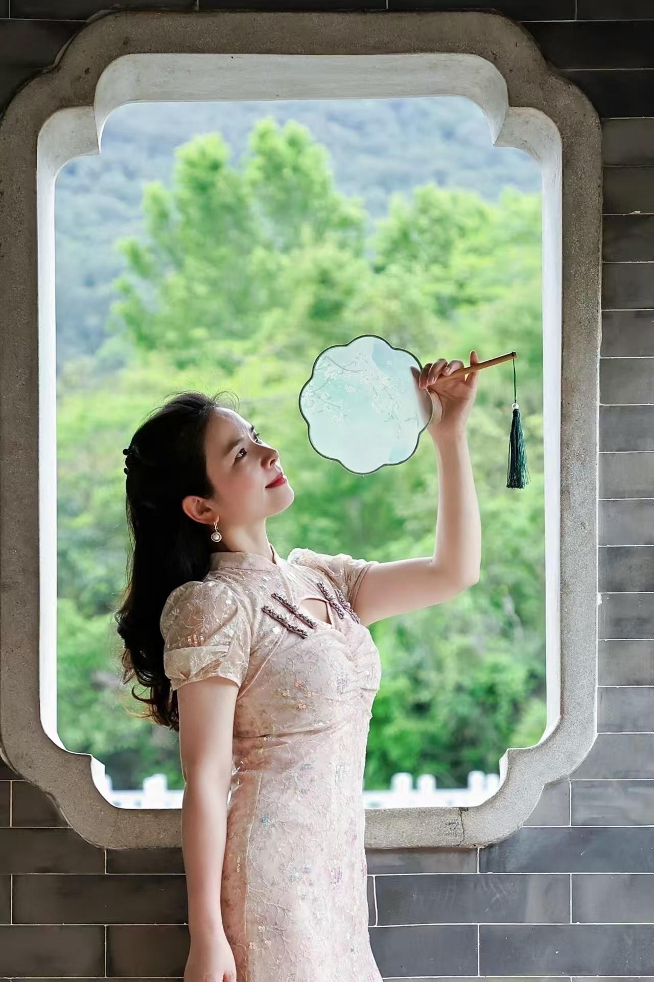 塞鸿秋·执扇佳人
轻罗玉扇遮娇面，
芙蓉绝色天生艳。
芳容不掩风华现，
清姿远胜