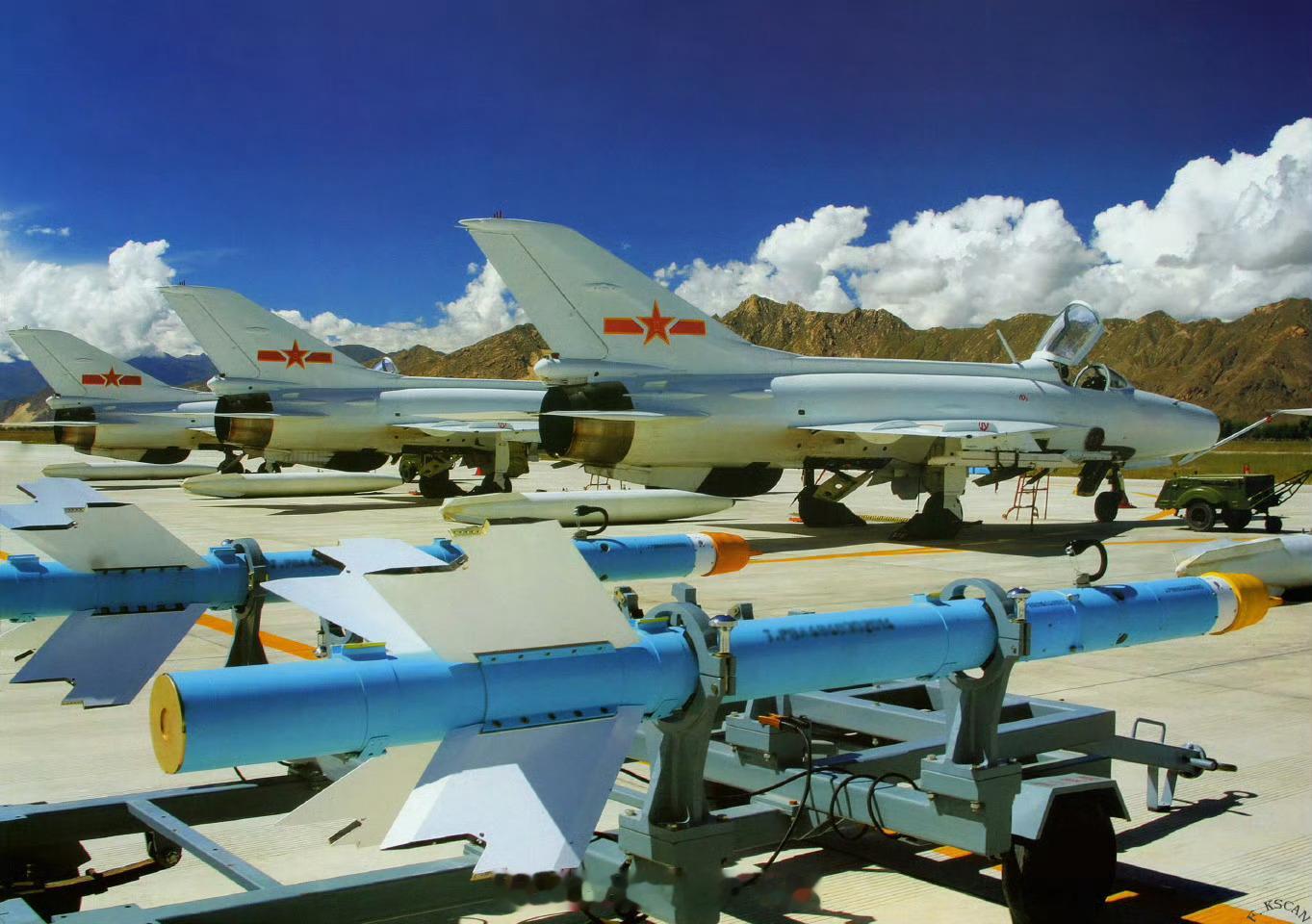 不瞒大家说，对于歼-7全部退役，我个人是持保留意见的。因为我个人觉得，现如今歼-