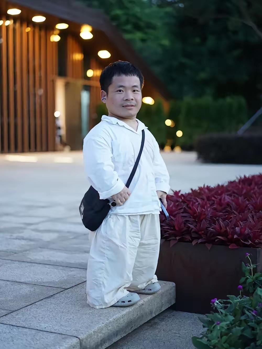 我今年25岁，能自己挣四千块工资了，我爸妈还是把我当见不得人的累赘，家门都不让我