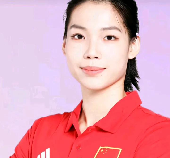 庄宇珊虽然个子不是太高，但是她能跳啊，不得不说，2号庄宇珊是中国女排的新发现，是