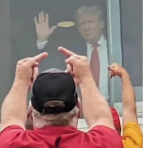 上当了，弄了半天，伊朗和全世界都上了美国人的当了！因为就在听到美军找到失踪飞行员