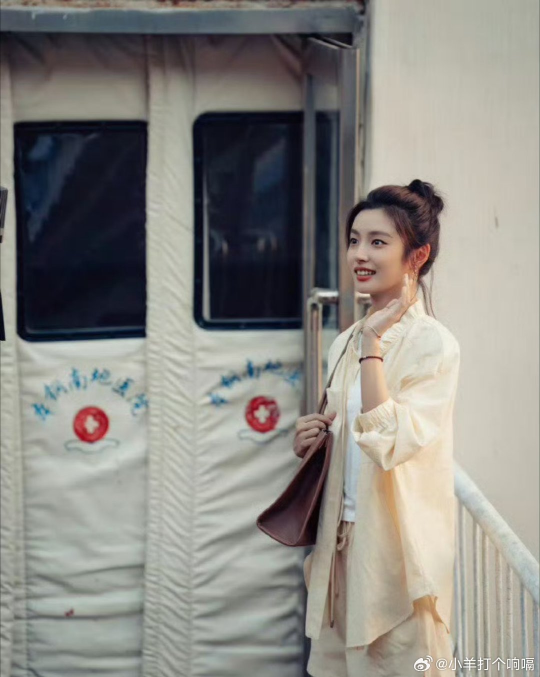 看徐若晗演戏感觉被抱了一下徐若晗的表演太治愈了，不用太多台词，一个眼神就让人觉得