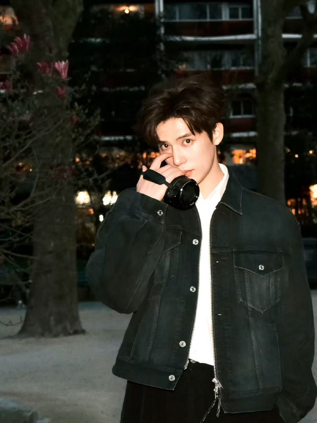 王安宇晒巴黎夜景照王安宇巴黎夜景照这个王安宇简直就是氛围感的神！ 王安宇