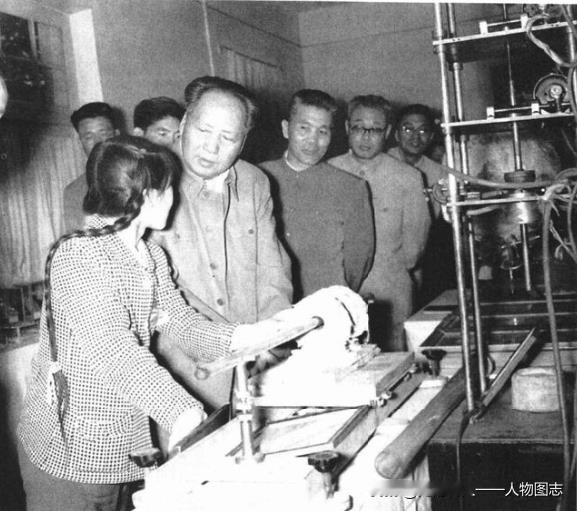 1960年5月4日下午，毛泽东观看物理学研究成果。左一为韩爱民。
