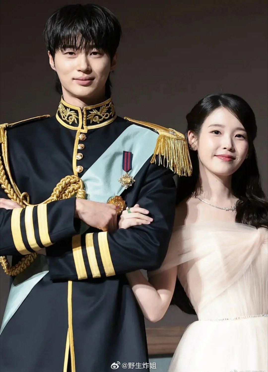 何意味？这男的怎么就搭上iu了？ 