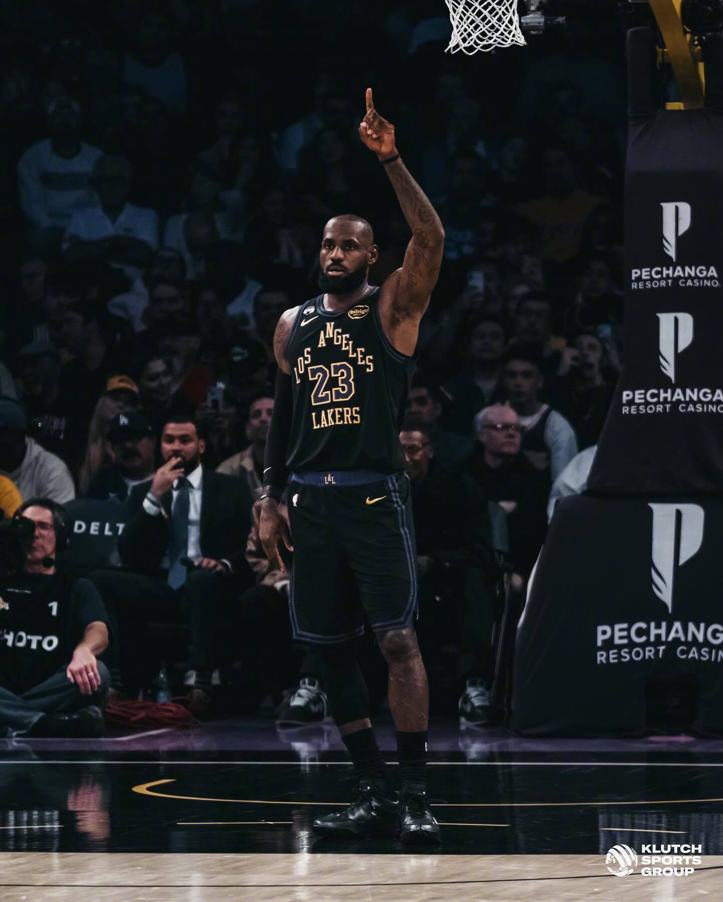 The Athletic报道，据球队和消息人士透露，詹姆斯尚未对自己的未来做出任