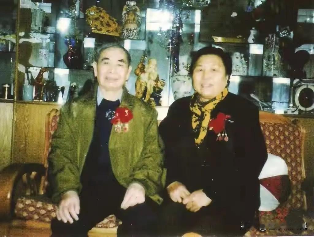 1988年10月，原南京军区空军政委郑竹波（左）与夫人周萍（右，是新四军老战士）
