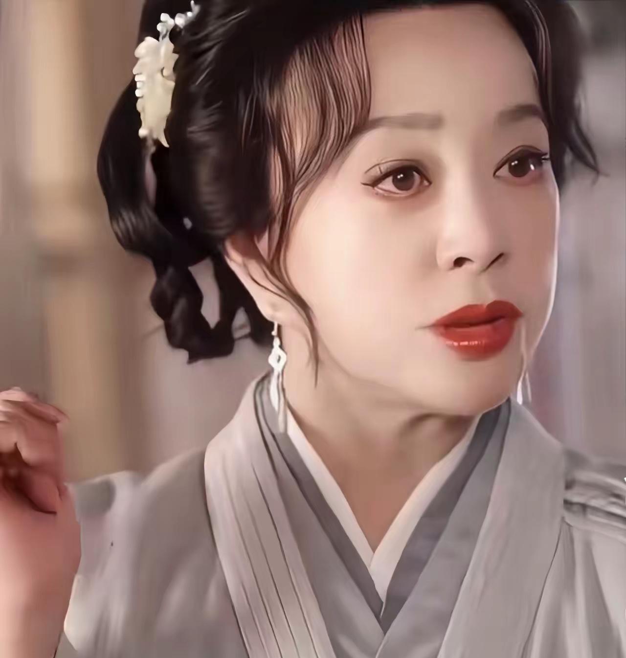 3月2号，刘晓庆高调发文，满屏都是抑制不住的兴奋和得意，甚至情不自禁地自夸了起来