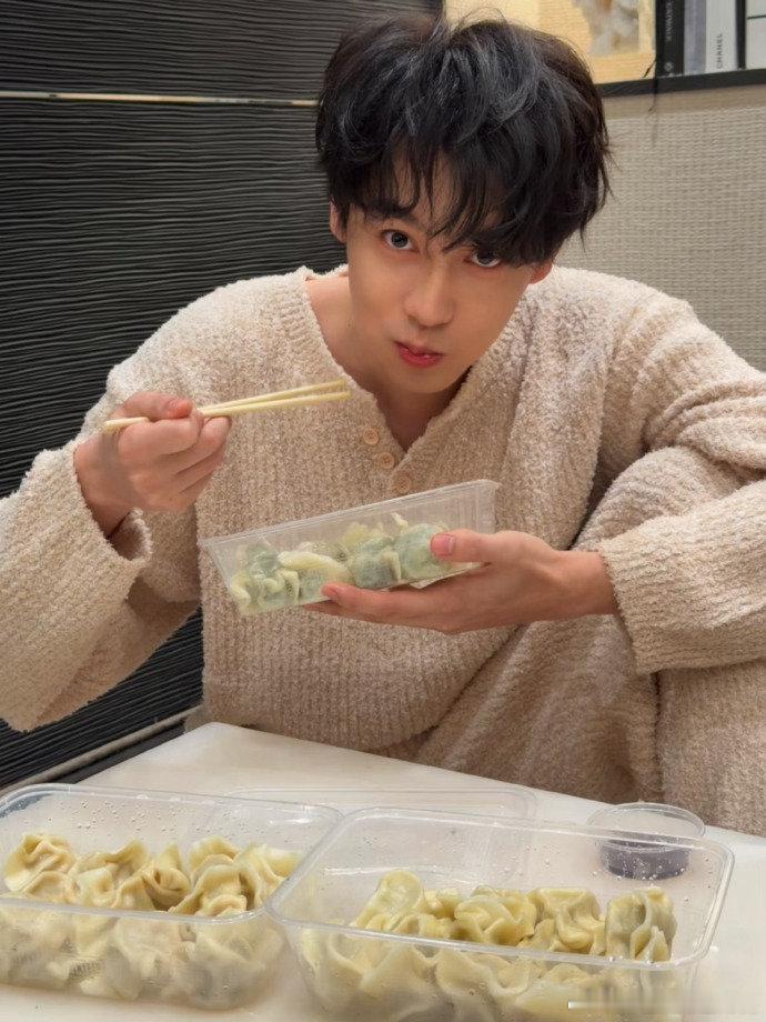 田栩宁吃饺子live图田栩宁嗯好吃哦 田栩宁嗯好吃哦，谁懂这个阿栩的语气真的好娇