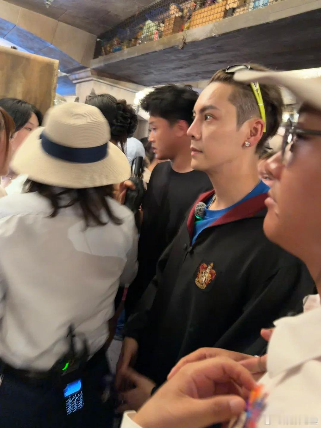 九门 我的评分：陈伟霆在环球cos哈利波特九门 今天也是被陈伟霆帅晕的一天！在环