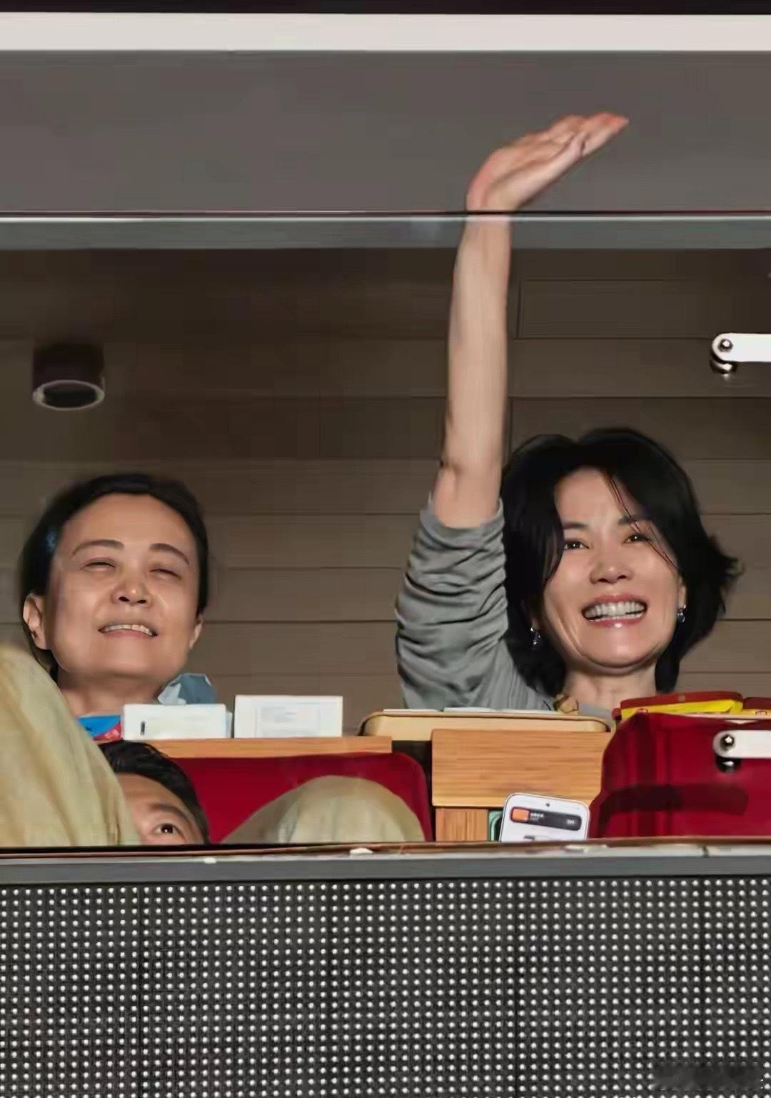 那英19岁女儿现身妈妈演唱会，染一头黄发很美，和宋丹丹坐在一起 