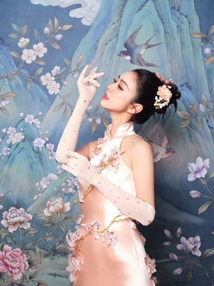 薛凯琪春晚造型簪花仕女图旗袍簪花一上身，FiFi整个人都在发光啊！工笔花鸟一衬，