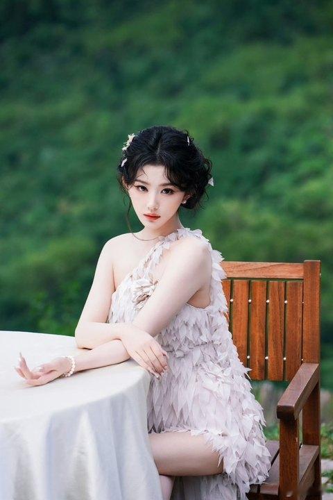 孔雪儿孔雪儿VOGUE晒照孔雪儿VOGUE自带微风今天美的哟 